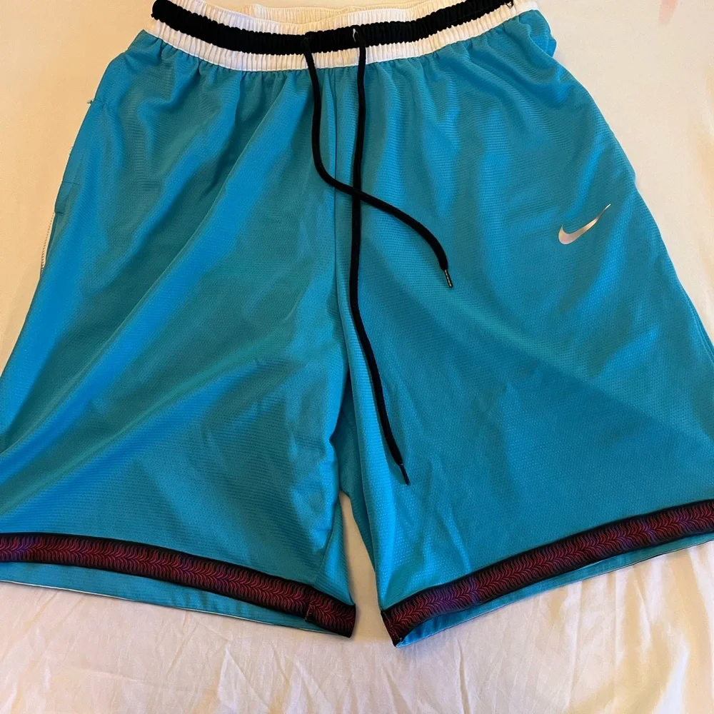 Men’s Nike Shorts - Picture 4 of 5
